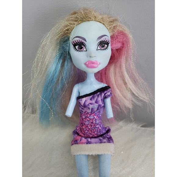 STUNNING Monster High ABBEY BOMINABLE Doll Scaris City of Frights Travel - Picture 2 of 4